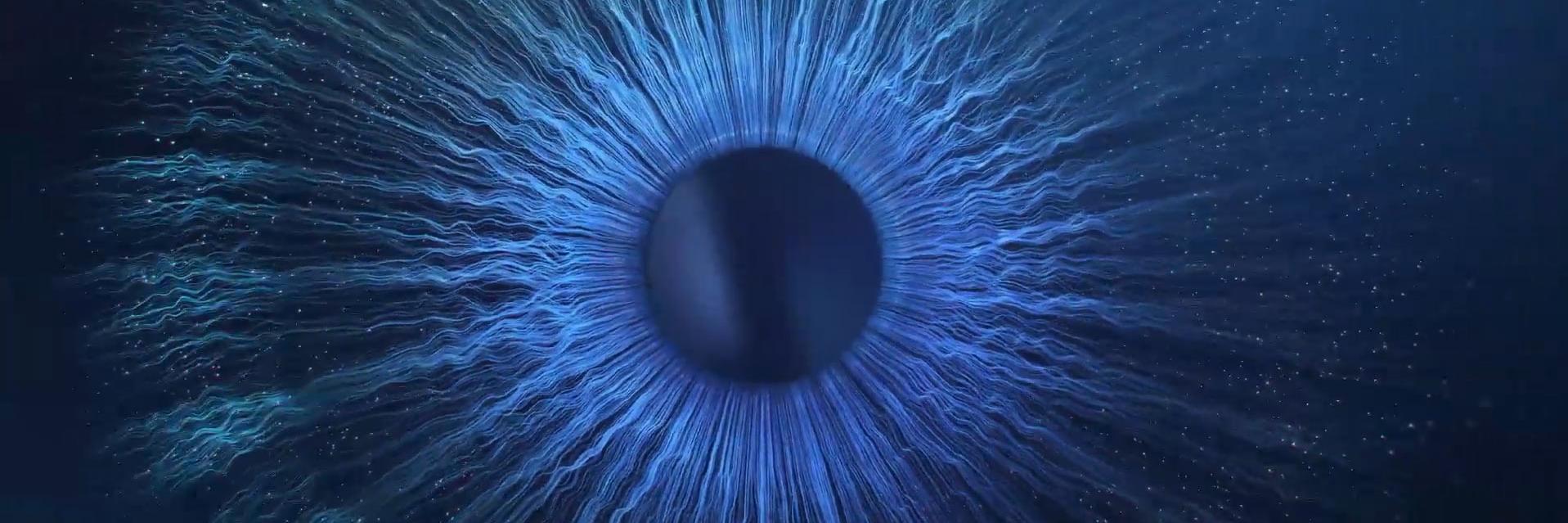 Pohyb při překračování hranic představivosti – detailní záběr na modrou oční bulvu ve tmě