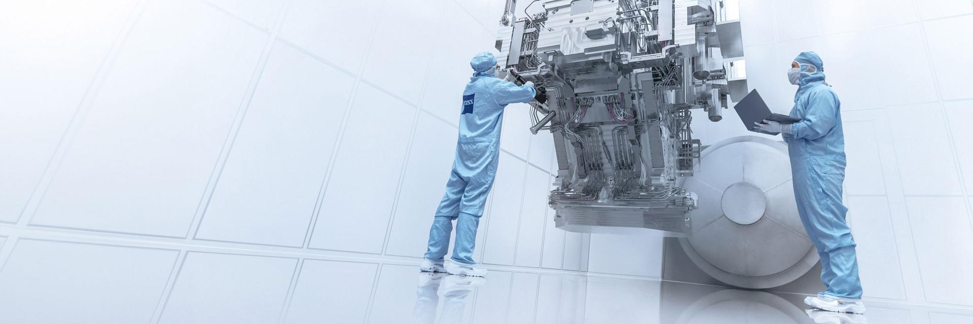 Zaměstnanci pracující na technologií ZEISS SMT