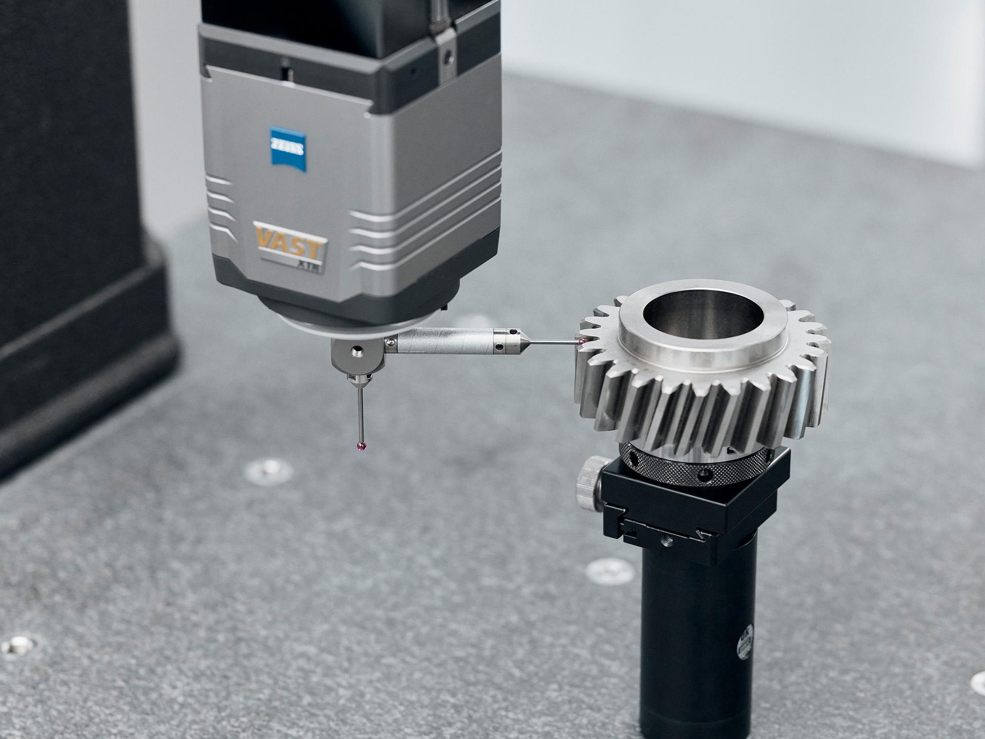 ZEISS VAST XTR gold s otočným kloubem umožňuje různé úhlové polohy.