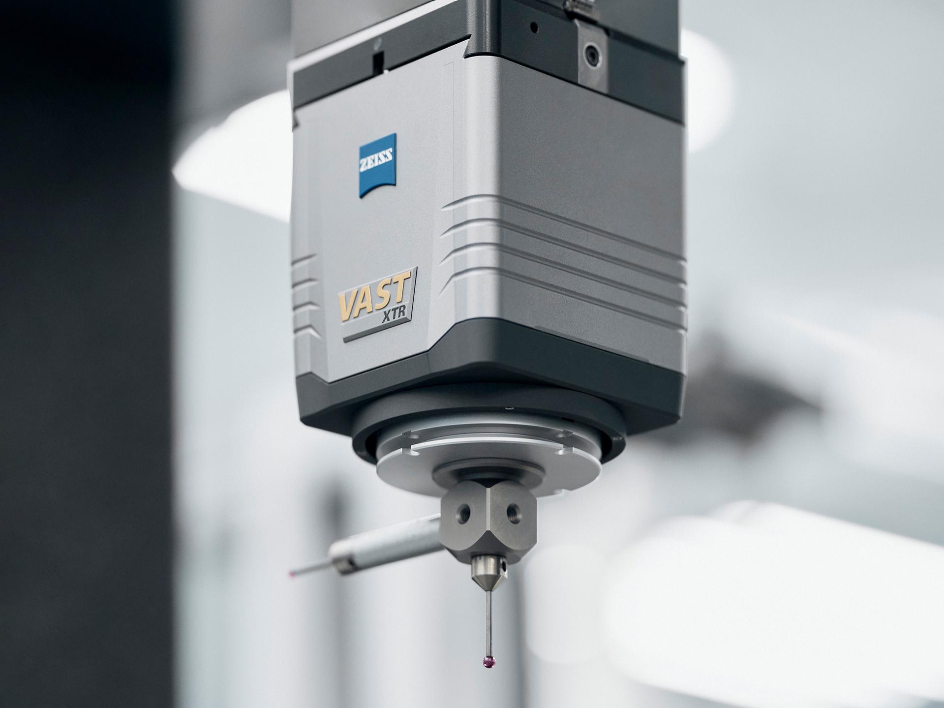 ZEISS VAST XTR gold s otočným kloubem umožňuje různé úhlové polohy.