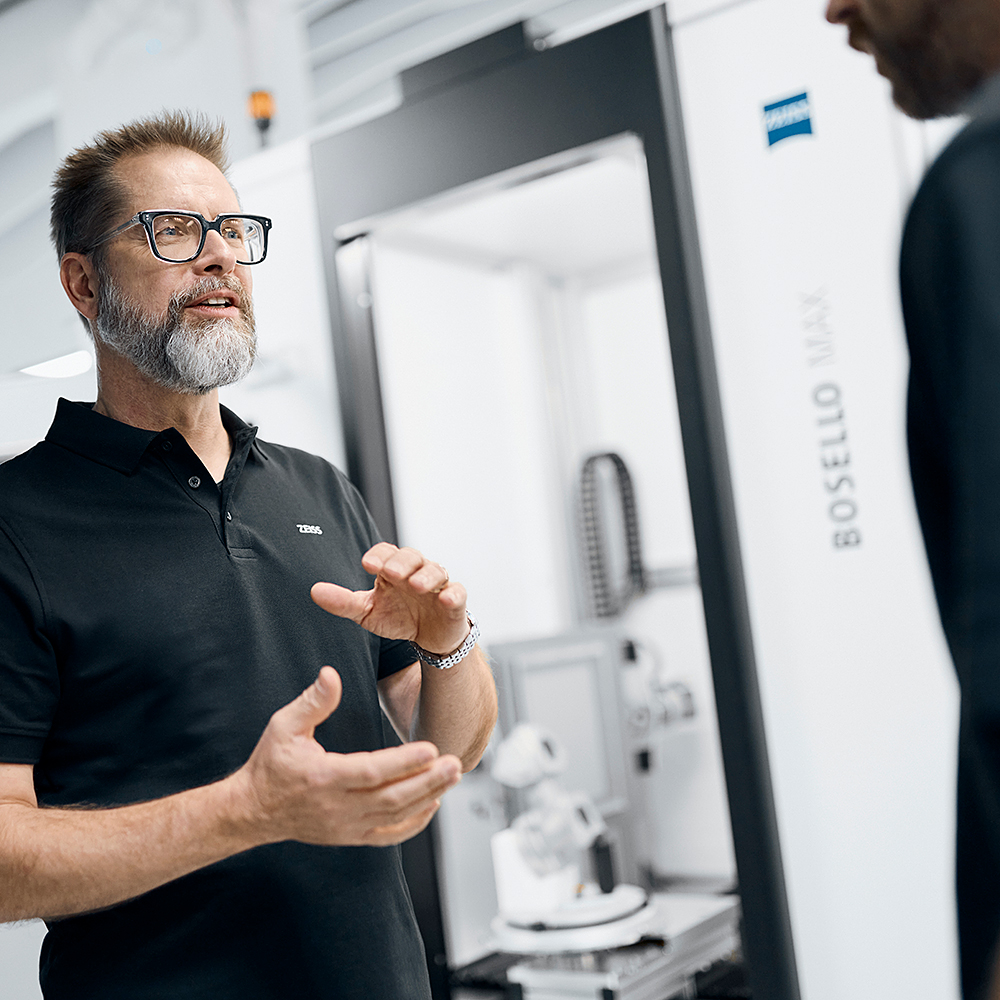 Zkušený servisní technik 2D rentgenového systému ZEISS BOSELLO