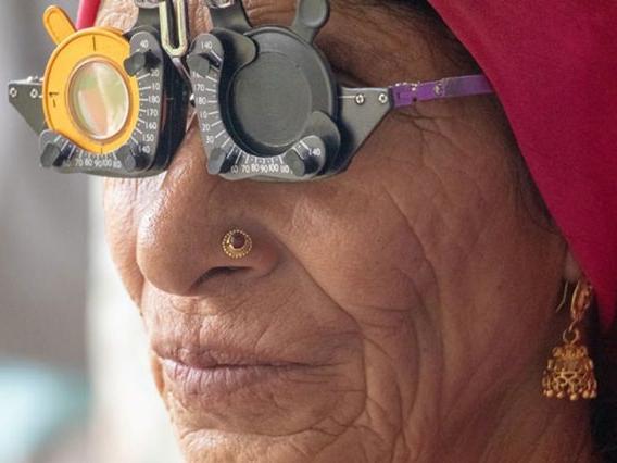 Starší žena s nasazenými refrakčními brýlemi.