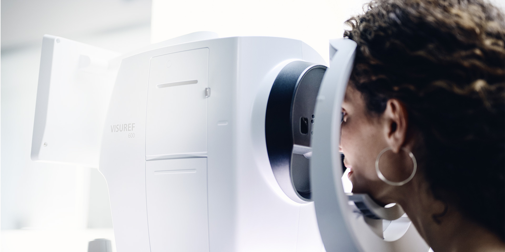 Žena se dívá přes přístroj ZEISS VISUREF 600