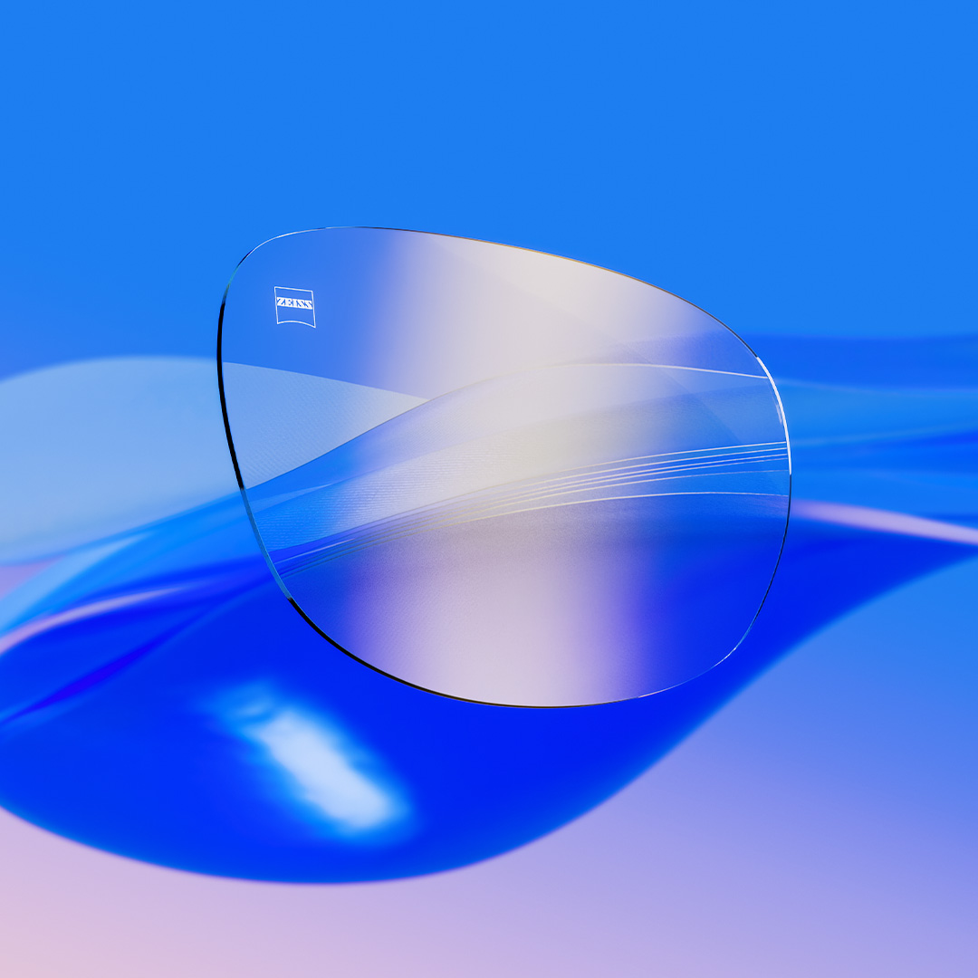 Křišťálově čiré brýlové čočky s opatřené povrchovou úpravou ZEISS DuraVision Gold UV s mírně zlatým odleskem.