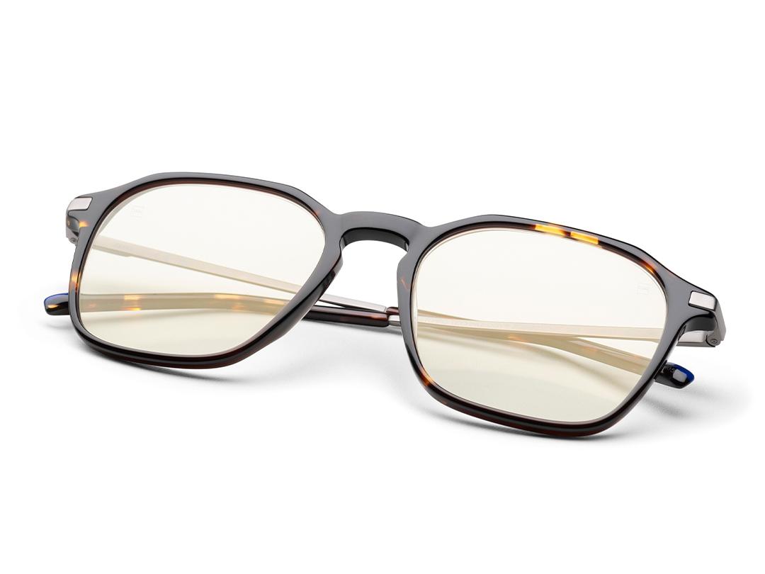 Čiré brýle s hnědými obrubami s antireflexní povrchovou úpravou ZEISS DuraVision Gold UV.