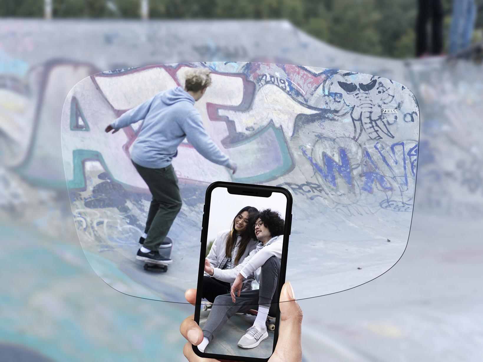 Pohled na skatepark přes jednoohniskové brýlové čočky ZEISS SmartLife.