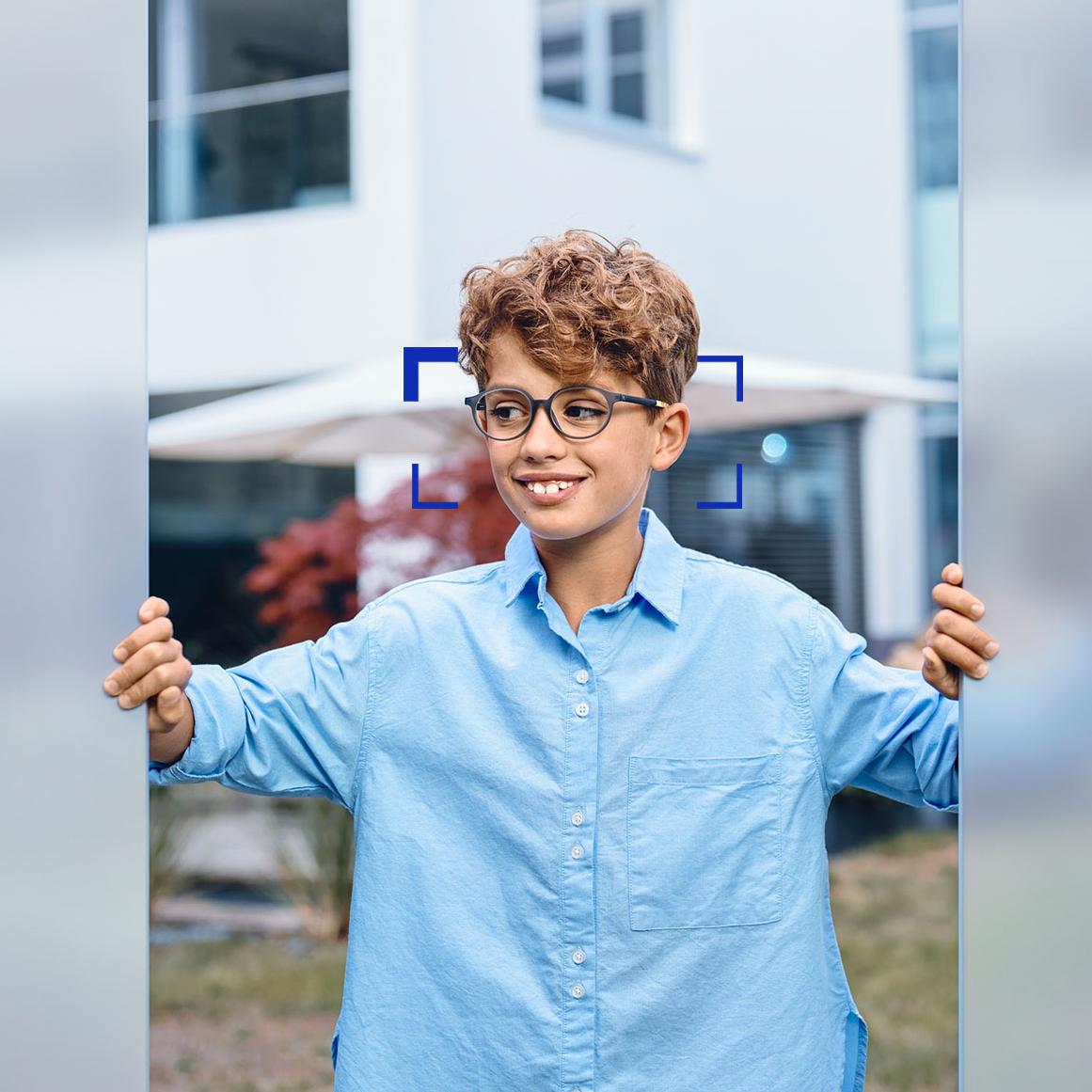 Mladý chlapec v brýlových čočkách ZEISS SmartLife Young