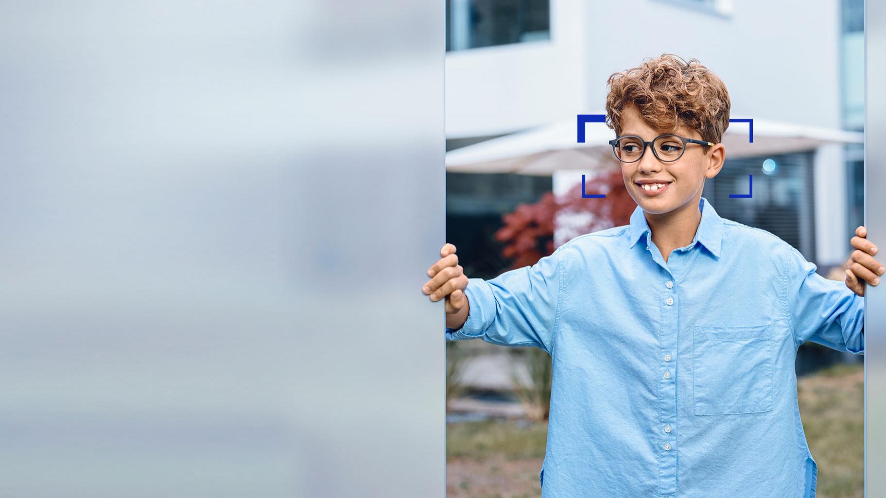 Mladý chlapec v brýlových čočkách ZEISS SmartLife Young