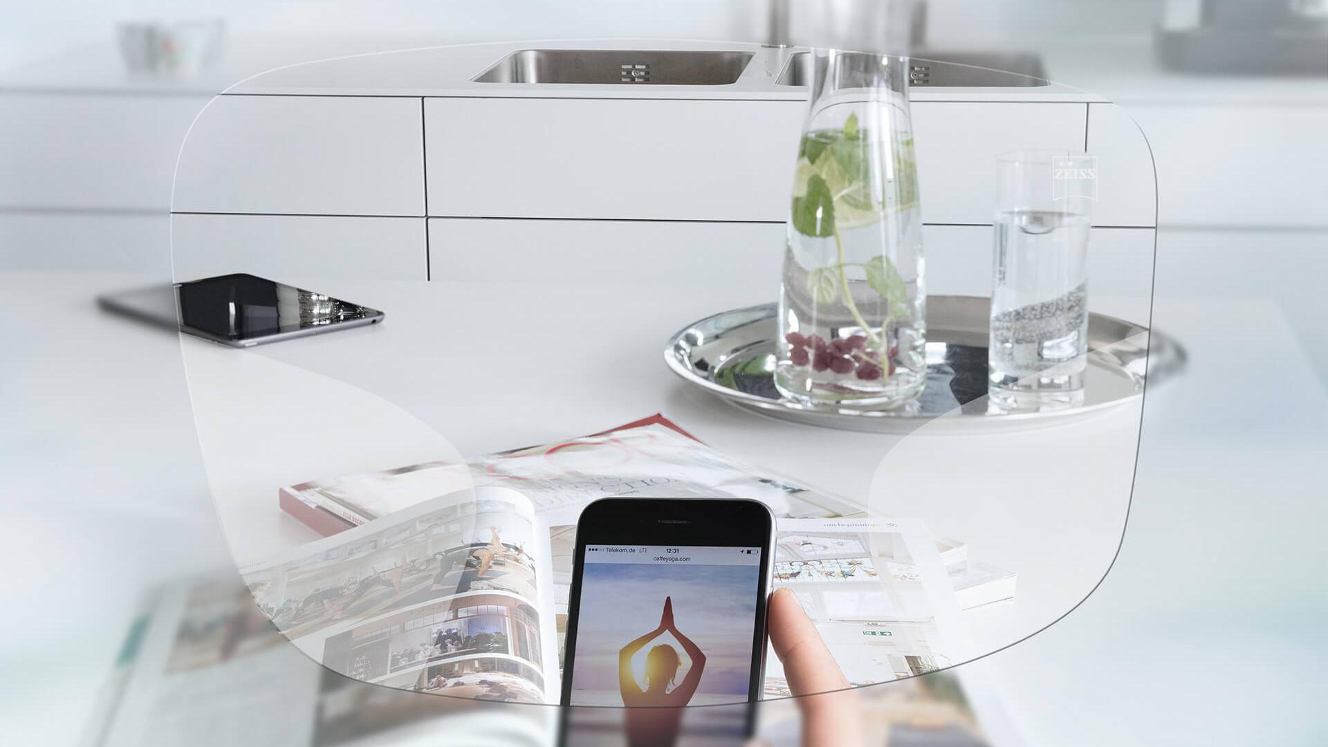 Vizualizace brýlových čoček ZEISS Digital EnergizeMe. Obrázek zobrazující pohled přes brýlové čočky. 