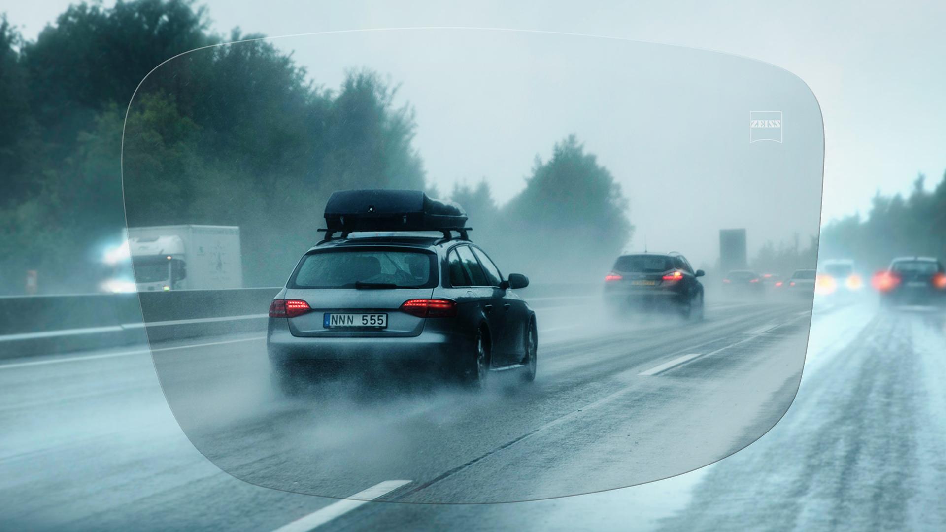 Pohled na deštivou silnici přes jednoohniskové brýlové čočky ZEISS DriveSafe Individual 