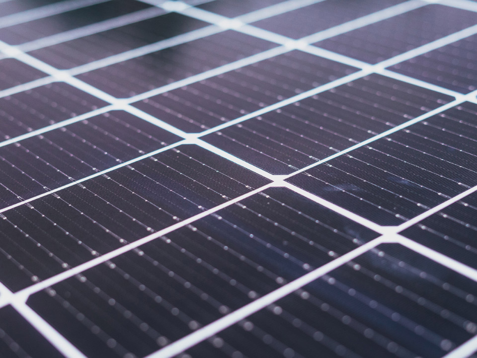 Pohled z blízka na fotovoltaické panely. 