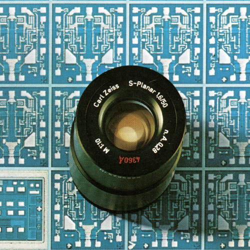 Obrázek čočky ZEISS S-Planar nad mikrostrukturami. 