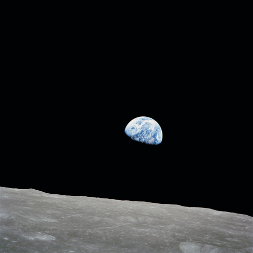 Ikonická fotografie Země a části povrchu měsíce pořízená teleobjektivem ZEISS 250 mm Sonnar během mise Apollo 8. 