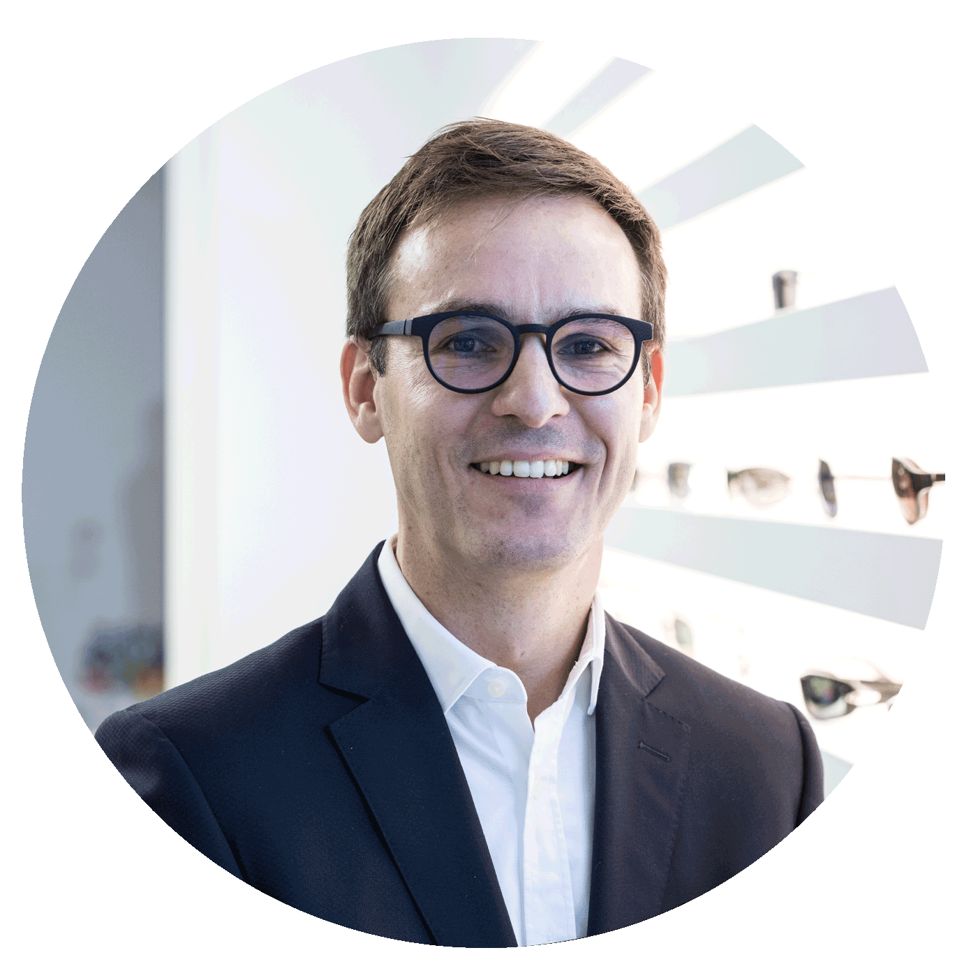Portrét Svena Hermanna, výkonného ředitele ZEISS Consumer Markets. 