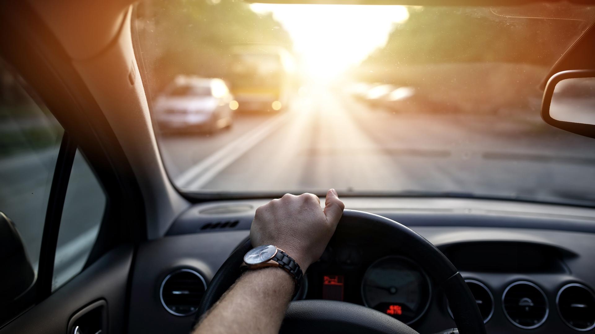 TIP: Zeptejte se svého optika na zabarvené čočky s barevným přechodem. Tyto čočky se zesvětlují směrem k dolní polovině čočky a poskytují tak lepší výhled na přístrojovou desku.