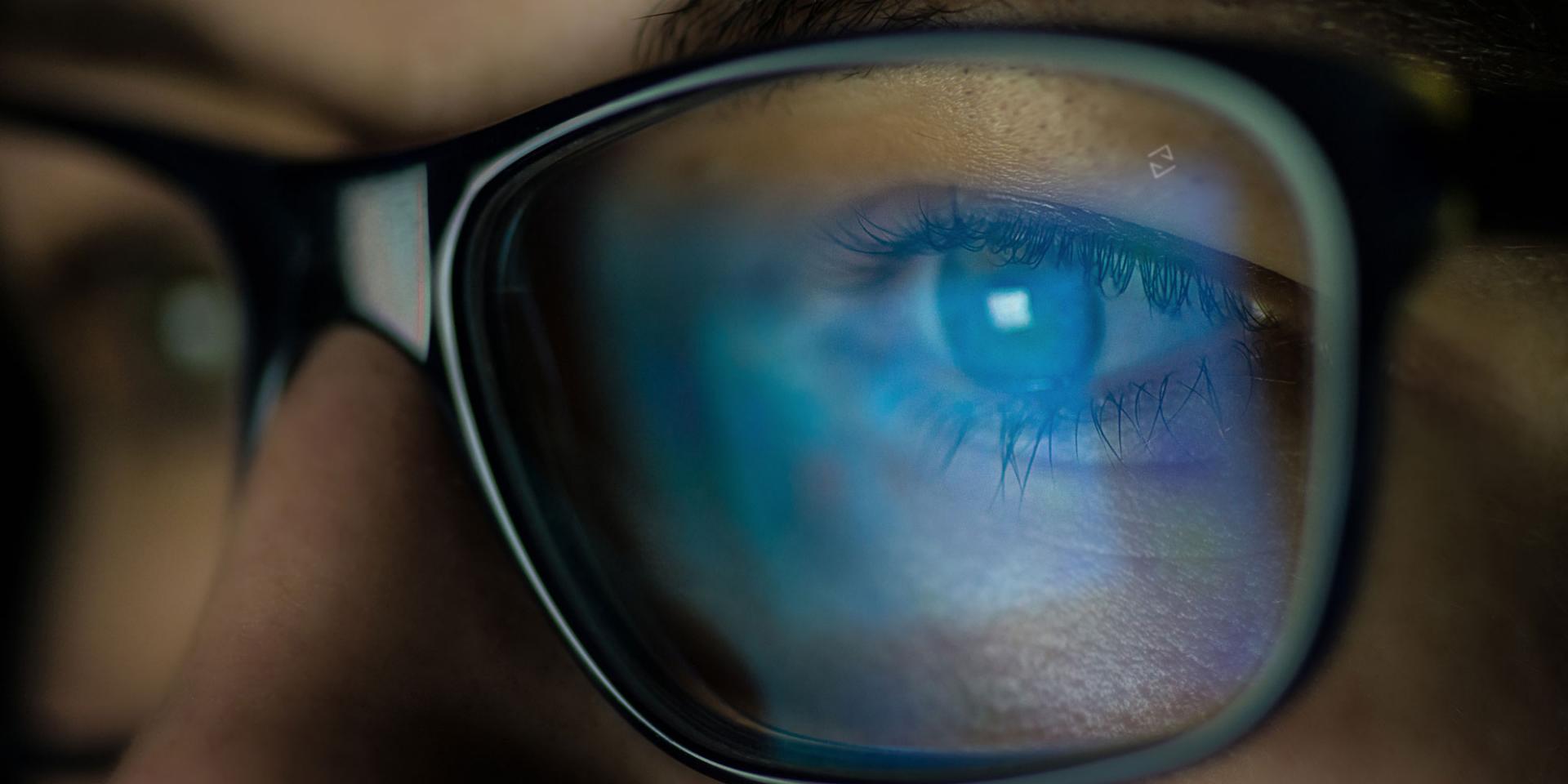 Člověk s brýlovými čočkami ZEISS Digital dívající se na digitální displej