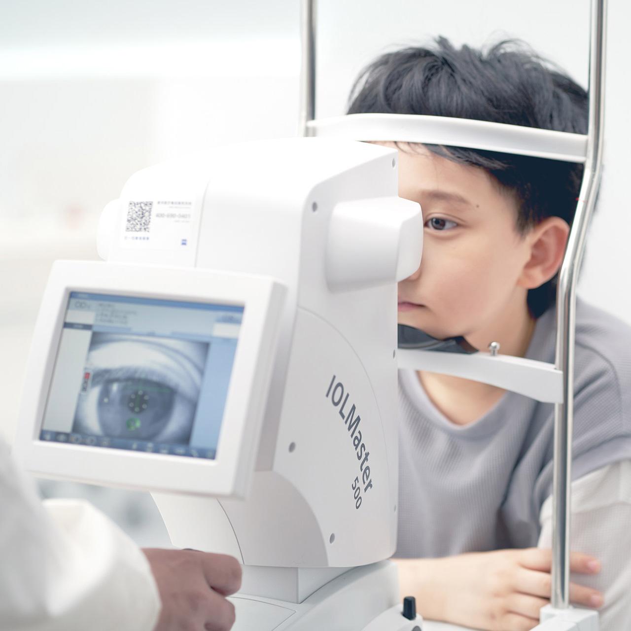 Chlapec při vyšetření oka přístrojem ZEISS IOLMaster 500