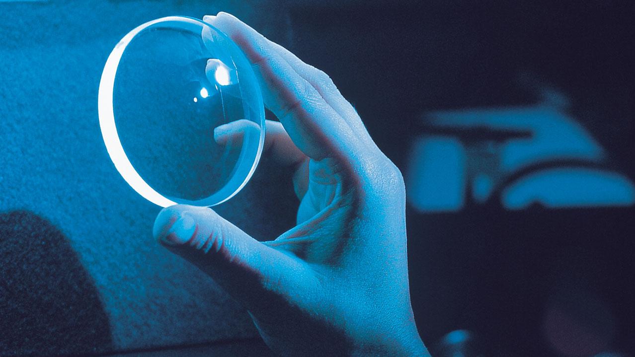 Carl Zeiss byla také první společností, která uvedla do výroby individuální, víceohniskové čočky.