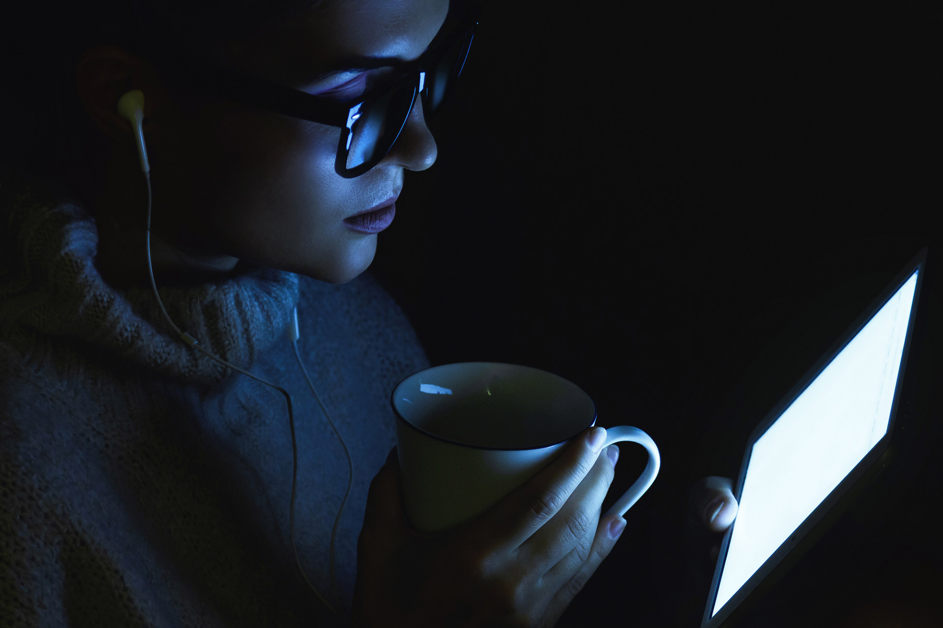 Téměř všechna moderní zařízení vyzařují modré světlo, to může zvýšit vnímané příznaky digitální namáhy očí. 
