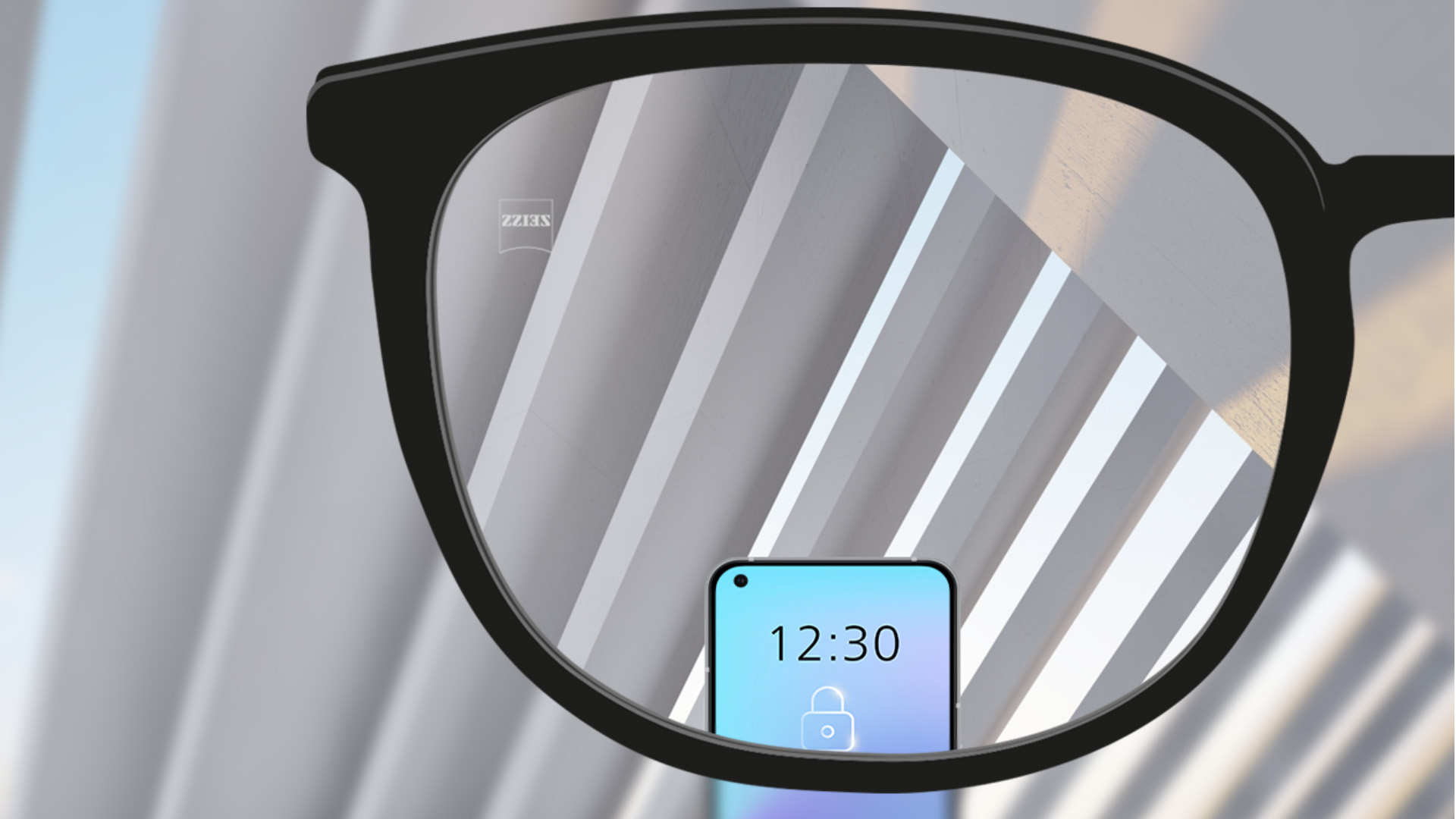 Bodový snímek s čočkami ZEISS Single Vision SmartLife s chytrým telefonem a plně průhledným objektivem.