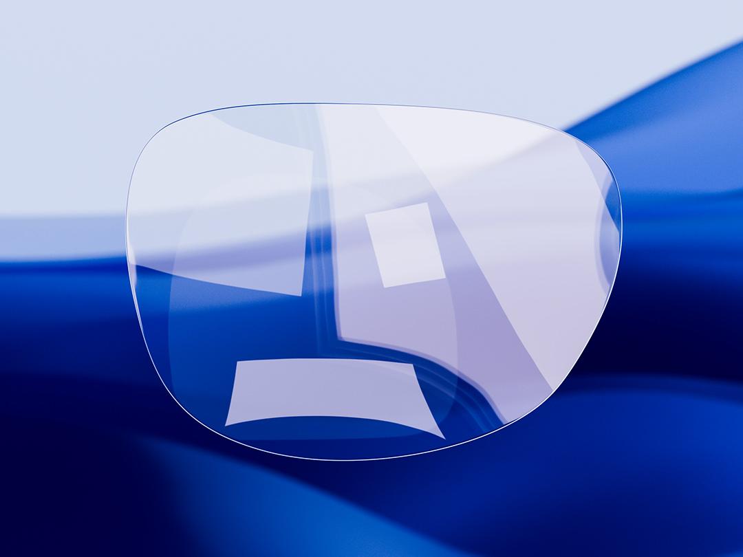 Snímek rozdělený na dvě půlky, který na jedné polovině vyobrazuje brýlové čočky ZEISS, charakterizované jejich ostrostí a čistými liniemi, a na druhé polovině běžné brýle s velmi odrazivými brýlovými čočkami, čímž je zdůrazněn kontrast v optické kvalitě.