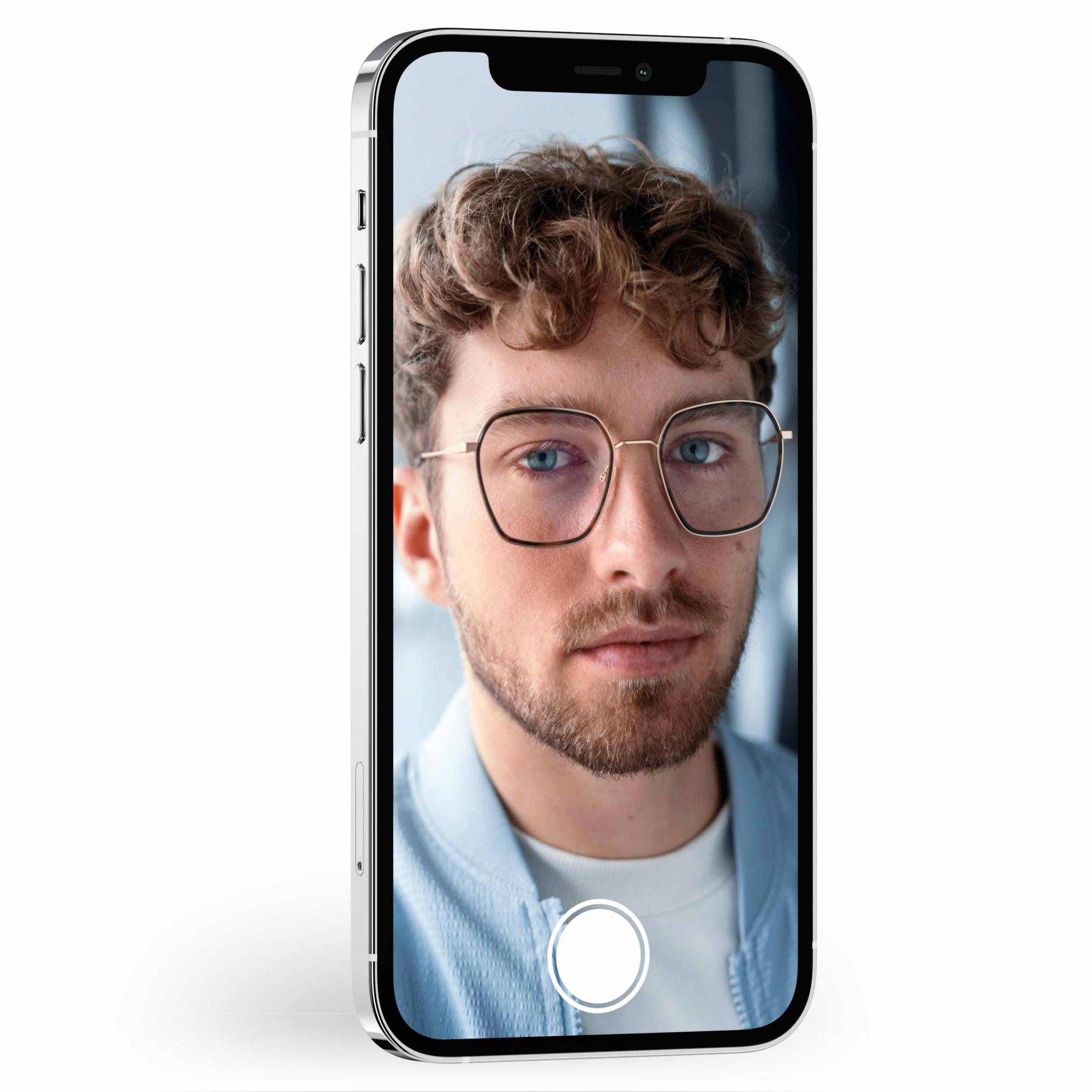 Obrázek s posuvníkem zobrazujícím osobu v brýlích. Když posuvník posunete, uvidíte, že od čoček ZEISS vybavených vrstvou DuraVision se odráží mnohem méně světla.