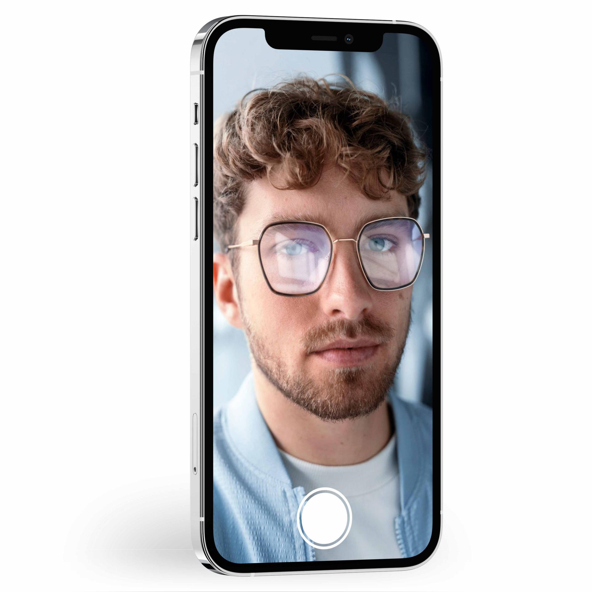 Obrázek s posuvníkem zobrazujícím osobu v brýlích. Když posuvník posunete, uvidíte, že od čoček ZEISS vybavených vrstvou DuraVision se odráží mnohem méně světla.