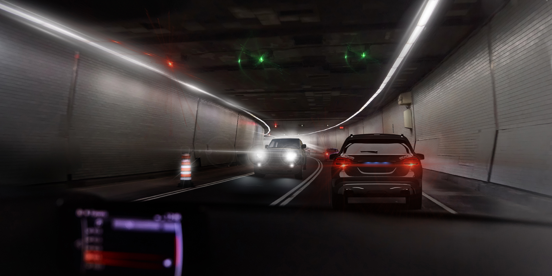 Dva snímky z pohledu řidiče v tunelu s protijedoucími auty. Na jednom je vidět oslnění z protijedoucího auta a světel tunelu a na druhém jasně omezené oslnění.