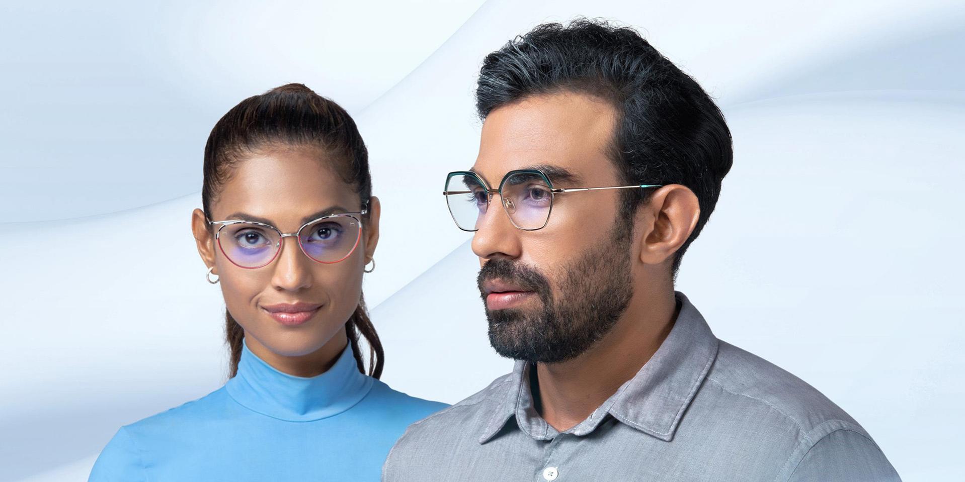 Žena a muž středního věku s nasazenými progresivními čočkami ZEISS Light 2.