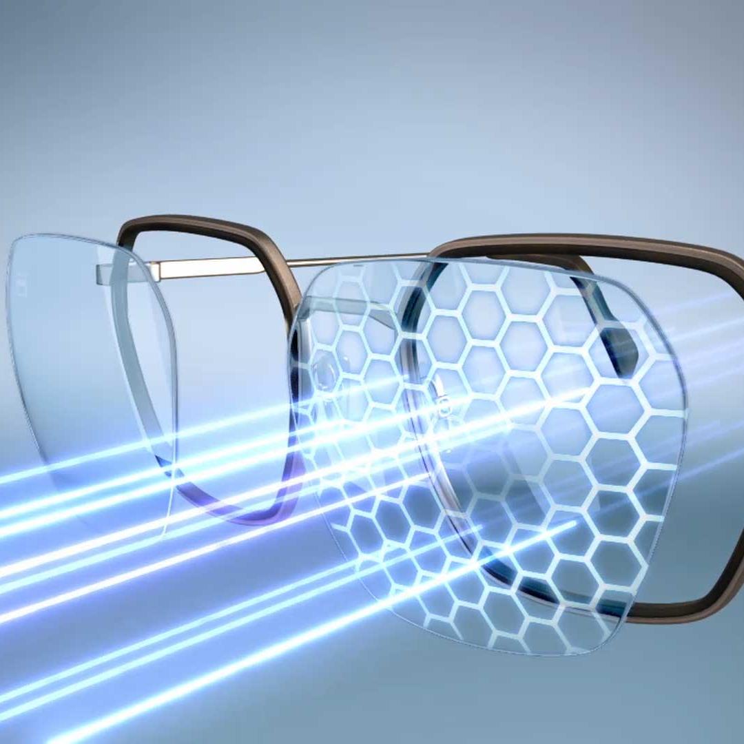Brýlové čočky z materiálu ZEISS BlueGuard a úpravou ZEISS PhotoFusion X blokují modré světlo v čirém i ztmaveném stavu.