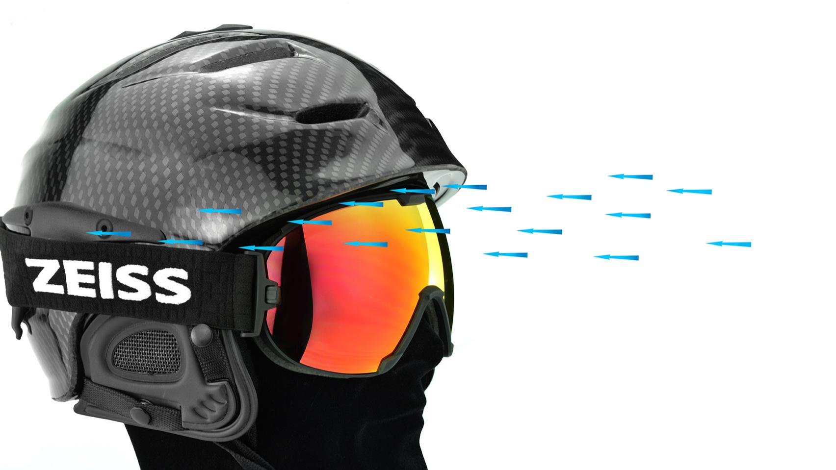 Černá přilba s červenými lyžařskými brýlemi ZEISS