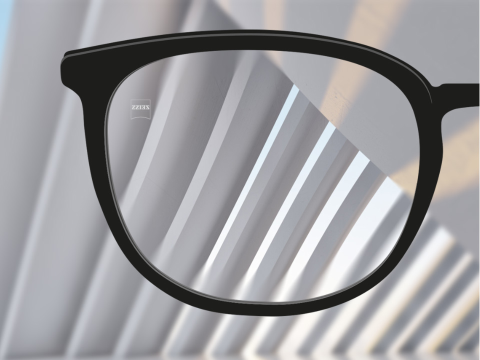 Obrázek zorného pole s brýlovými čočkami ZEISS Single Vision ClearView, přes které je ostře vidět vše kromě oblasti, která je vně čoček.