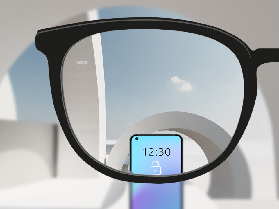 Obrázek řidiče s progresivními čočkami ZEISS DriveSafe, přes které je ostře vidět ulice a palubní deska, nalevo a napravo jsou rozmazané dílce.