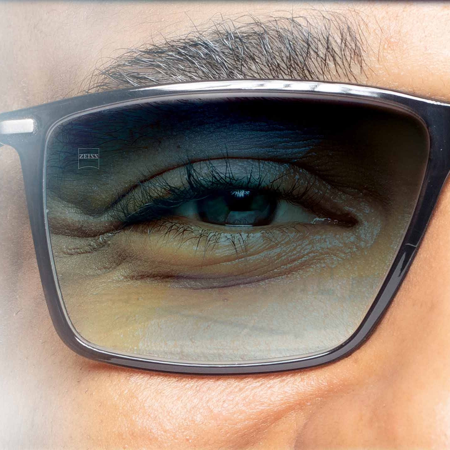 Ilustrace ZEISS barevných brýlových čoček s povrchem přední a zadní čočky navrženým pro ochranu před slunečním světlem