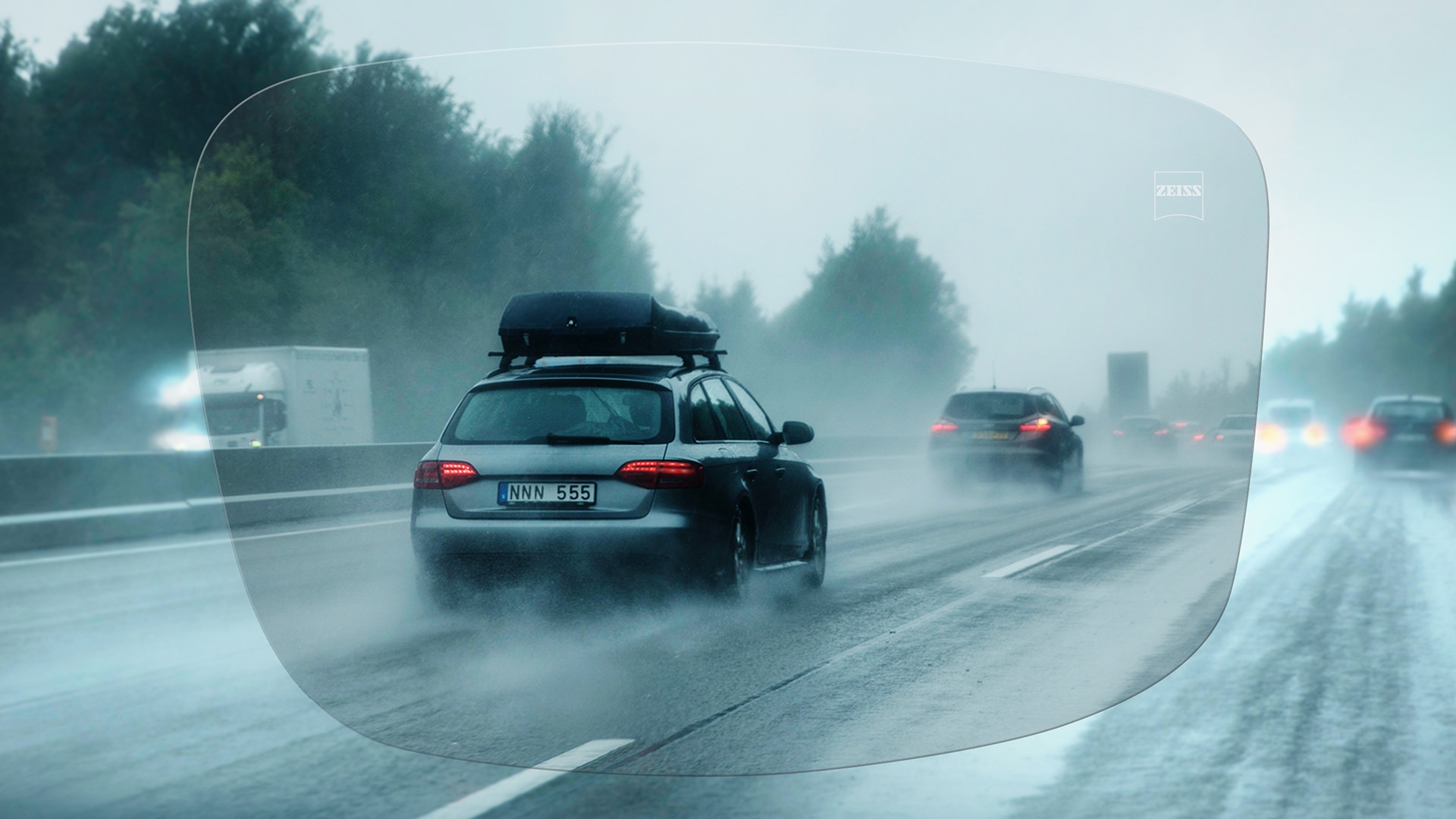 Pohled na deštivou dálnici přes jednoohniskové brýlové čočky ZEISS DriveSafe 