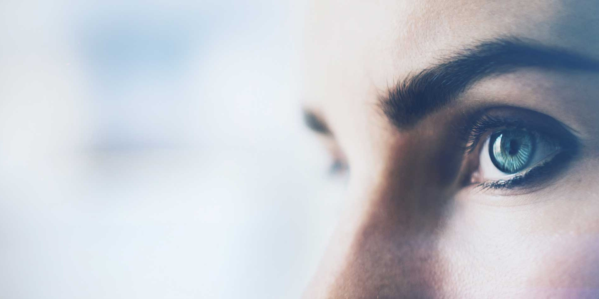 Blízký záběr na ženské oko s vizuálními efekty. Oko je izolované na bílém pozadí.